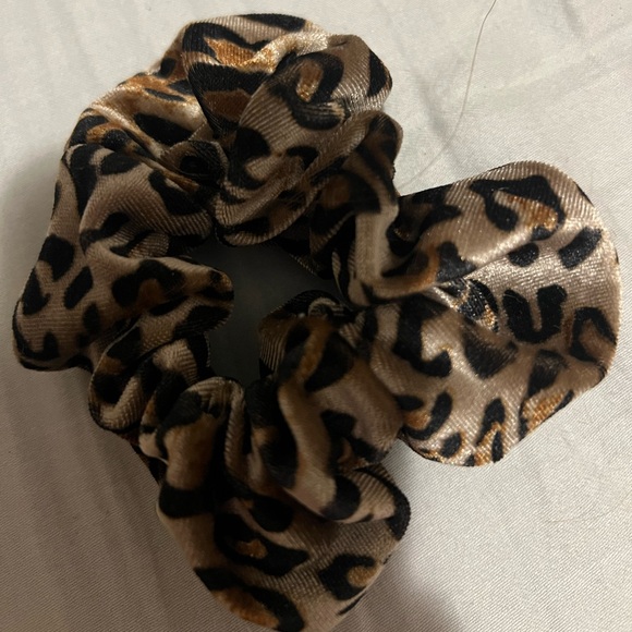 FREE WITH PURCHASE OVER 20 Victoria’s secret Pink Leopard Velvet Hair Scrunchie - Picture 1 of 1